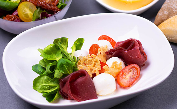 Bresaola wołowa z pesto bazyliowym