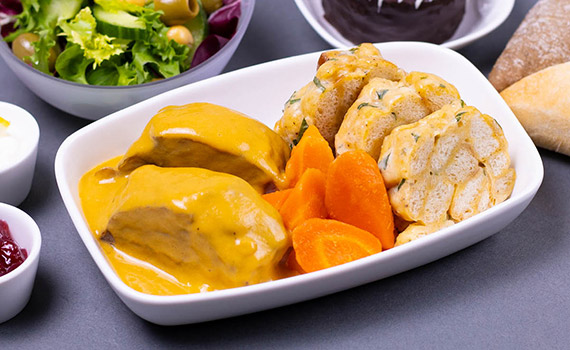 Policzki wołowe z sosem śmietanowym z warzyw korzeniowych