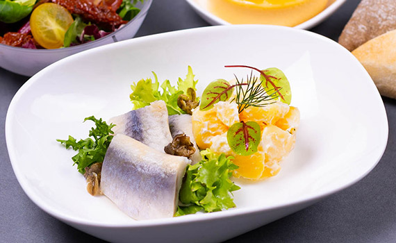 Śledź marynowany z sałatką ziemniaczaną na śmietanie