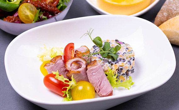 Wędzona pierś z kaczki z sałatką z soczewicy