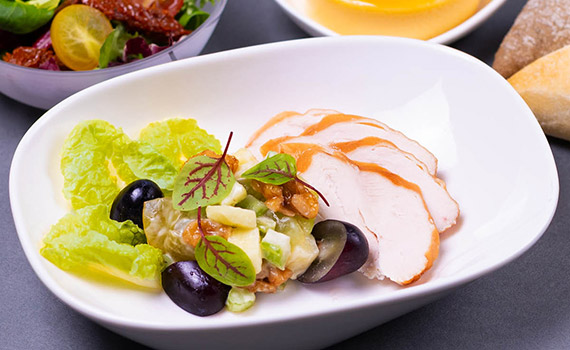 Wędzona pierś z kurczaka z sałatką Waldorf