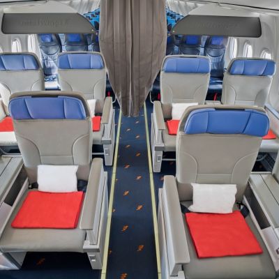 business class sedadla s ulickou