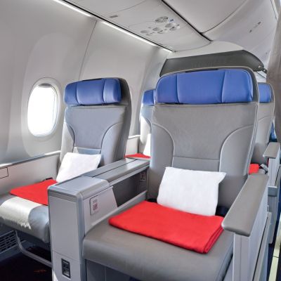 business class sedadla u okna
